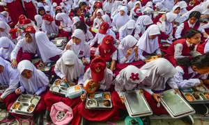 Siswa menyantap makanan Program Makan Bergizi Gratis (MBG) di SDN Meruyung, Depok, jawa Barat, Senin, 13 Juli 2007. (KLY/ Arie Basuki)