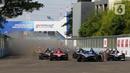 Sejumlah pembalap melaju dalam balapan Formula E 2023 Jakarta seri ke-11 di Jakarta International E-Prix Circuit (JIEC), Jakarta, Minggu (4/6/2023). (Liputan6.com/Herman Zakharia)