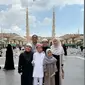 Pasha Ungu ibadah umrah dengan keluarga. (Dok. Instagram @pashaungu_vm).