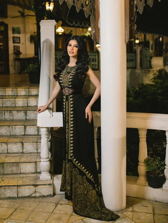 Ritassya Wellgreat terlihat anggun dengan gaun Batik tanpa lengan dari Ghea Panggabean [@ritassyawellgreat]