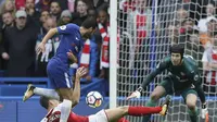 Bek Arsenal Laurent Koscielny mencoba memblok tendangan gelandang Chelsea Pedro Rodriguez saat tinggal berhadapan dengan kiper Petr Cech. Arsenal menahan imbang Chelsea 0-0 dalam lanjutan Liga Inggris di Stamford Bridge, Minggu (17/9/2017). (AP Photo/Tim 