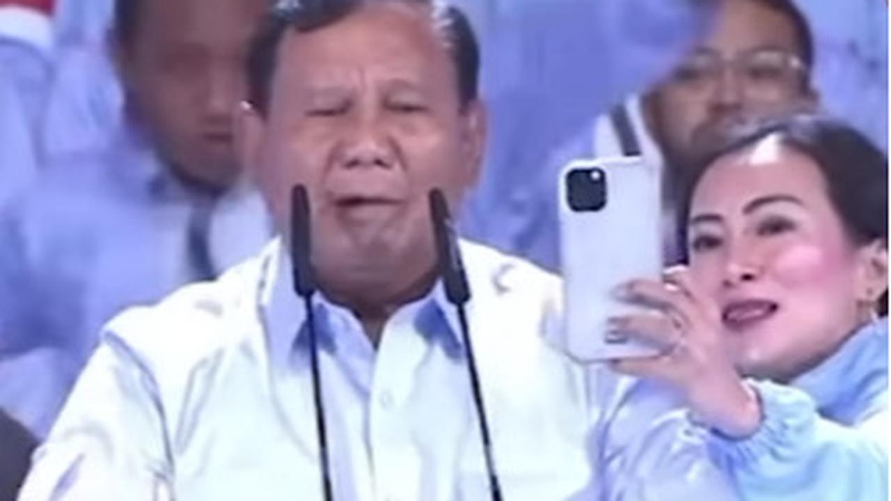 <b>Wanita Nekat Dekati Prabowo Waktu Pidato</b>