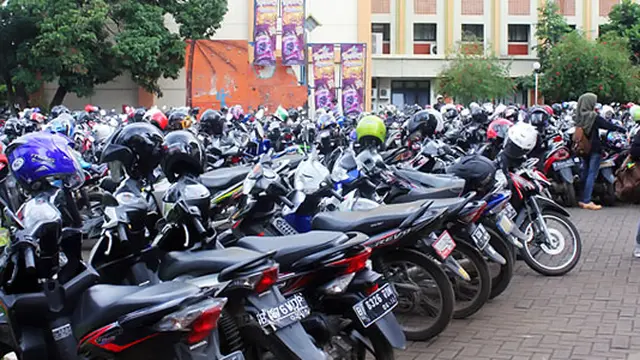 Sempitnya Lahan Parkir Kampus UIN Jakarta
