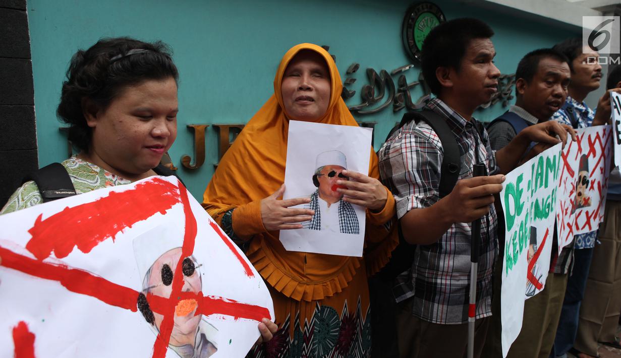 Massa penyandang disabilitas saat menggelar aksi di kantor MUI, Jakarta Pusat, Rabu (14/11). Menurut Ketua PASTI, Arif Nur Jamal, pernyataan Ma’ruf telah melukai hati para penyandang disabilitas. (Merdeka.com/Imam Buhori)