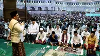 Wali Kota Tangerang Arief R Wismansyah menjanjikan hadiah umroh kepada warganya yang rajin sholat tarawih selama Ramadhan 2023 di Masjid Raya Al Azhom. (Liputan6.com/Pramita Tristiawati)