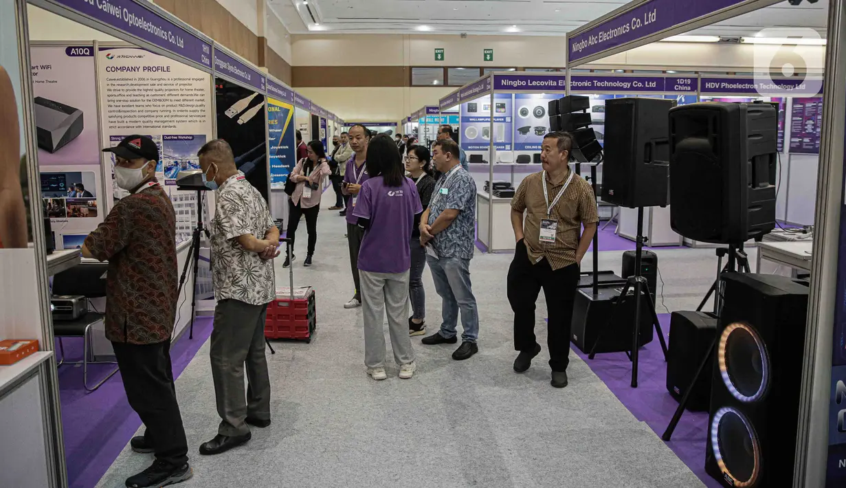 Di antaranya seperti, smart doorlock, alat pembersih robotic, lampu pintar, headphone, dan berbagai produk favorit konsumen lainnya. (Liputan6.com/Faizal Fanani)