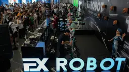 Robot-robot canggih dipamerkan pada Konferensi Robot Dunia 2023. Ada robot yang mampu membuat teh hingga bermain tenis. (AP Photo/Andy Wong)
