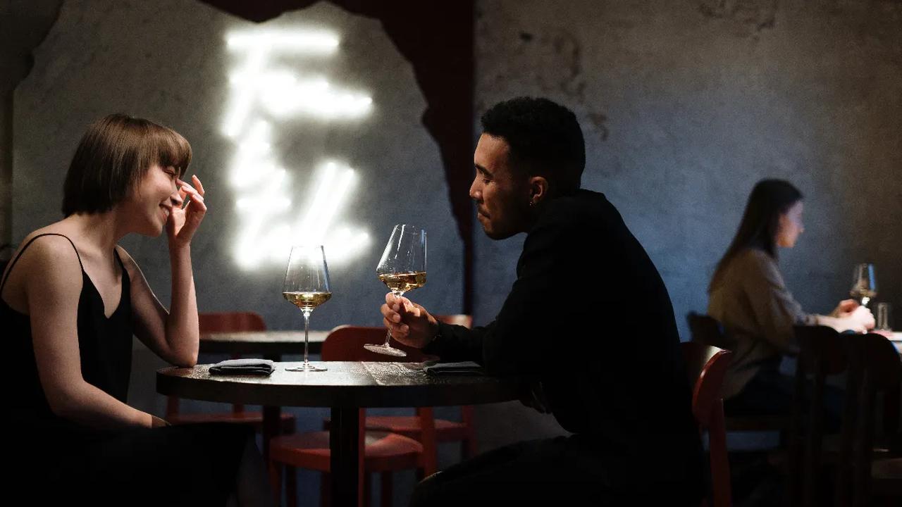 2. Candle-light Dinner untuk Suasana Romantis