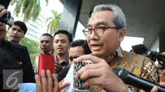 Sekjen Kementerian Pekerjaan Umum dan Perumahan Rakyat (PUPR) Taufik Widjoyono keluar dari Gedung KPK, Jakarta, Jumat, (9/12). Taufik diperiksa dalam kasus dugaan suap proyek di Kementerian PUPR tahun anggaran 2015-2016. (Liputan6.com/Helmi Afandi)