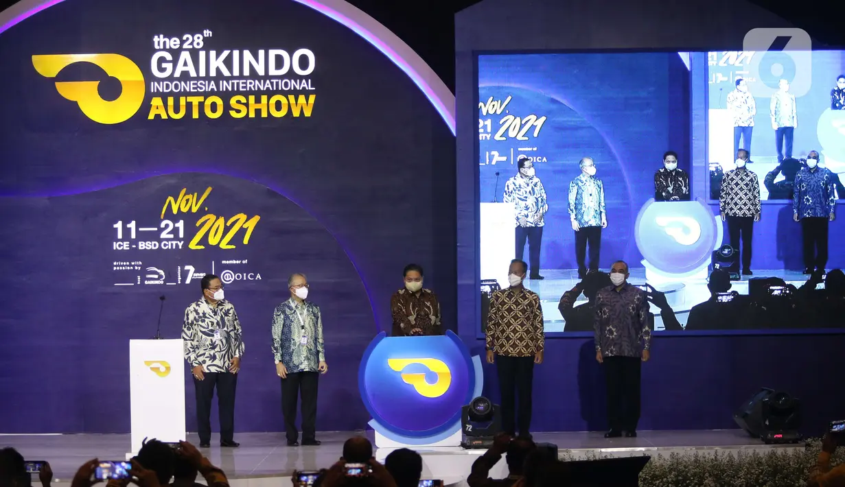 Ketua Umum Gaikindo Yohannes Nangoi (kedua kiri), Menko Bidang Perekonomian Airlangga Hartarto bersama Menteri Perindustrian Agus Gumiwang membuka pameran otomotif Gaikindo Indonesia International Auto Show (GIIAS) 2021 di ICE BSD, Tangerang Selatan, Kamis (11/11/2021). (Liputan6.com/Angga Yuniar)