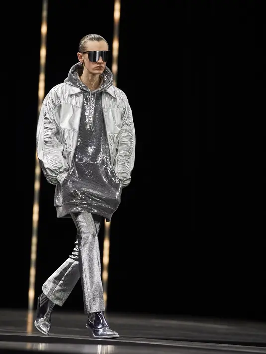 Ada pula silver sequined hoodie yang dipadukan dengan leather skirt, bikin gaya makin terlihat nyentrik. (Dok/Celine).