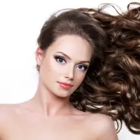 Kebiasaan wanita untuk styling, pewarnaan hingga pelurusan maupun pengeritingan dapat merusak keratin alami rambut.