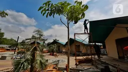 Aktivitas pembangunan penambahan ruang isolasi di Rumah Lawan COVID (RLC) Serpong, Tangerang Selatan, Kamis (11/2/2021). Pembangunan berkonsep Tenda Glamour Camping (glamping) itu bertujuan menambah kapasitas RLC untuk karantina pasien COVID-19 sebanyak 160 tempat tidur. (Liputan6.com/Angga Yuniar)