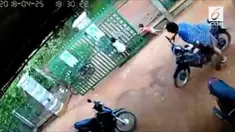  Detik-detik dua bocah tertimpa pagar besi terekam kamera cctv.