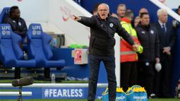 Aksi Pelatih Leicester City, Claudio Ranieri  memberikan instruksi kepada anak asuhnya saat melawan Crystal Palace pada lanjutan Premier League di King Power Stadium, Sabtu (22/10/2016). (Action Images via Reuters/Alan Walter)