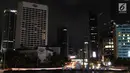 Suasana kawasan Bundaran HI saat lampu dipadamkan pada peringatan Earth Hour 2018 di Jakarta, Sabtu (24/3). Sebanyak 7 ikon kota Jakarta ikut serta dalam peringatan Earth Hour. (Liputan6.com/Immanuel Antonius)