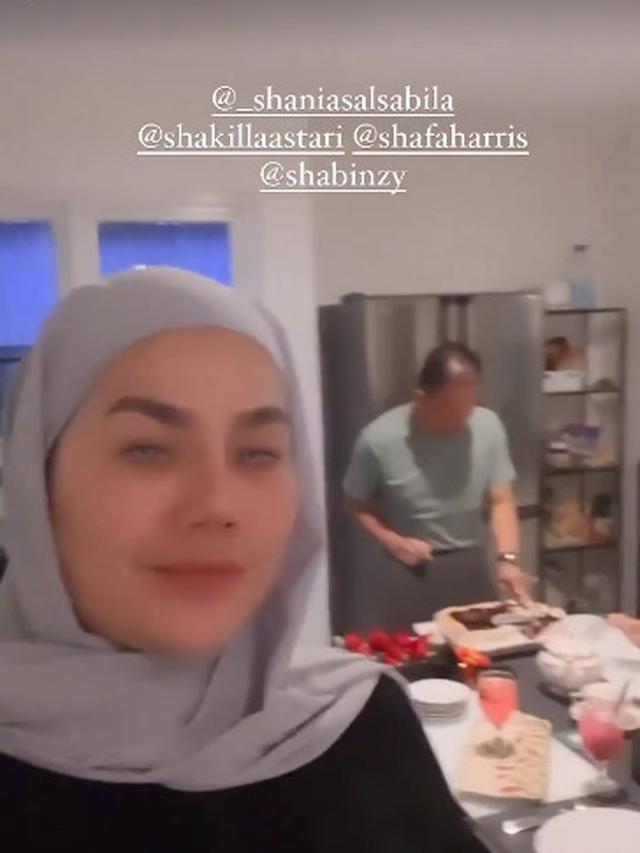 5 Momen Sarita Abdul Mukti Rayakan Ultah Mantan Suami Bareng Anak-Anak