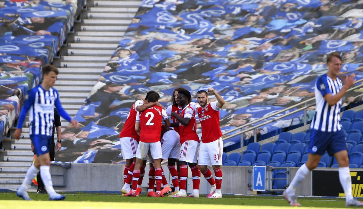 Pemain Arsenal merayakan gol yang dicetak oleh Nicolas Pepe ke gawang Brighton & Hove Albion pada laga Premier League di Stadion Falmer, Sabtu (20/6/2020). Arsenal kalah 1-2. (AP/Gareth Fuller)