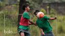 Aksi dua pemain Timnas Indonesia U19 berebut bola saat mengikuti seleksi di NYTC-PSSI Sawangan, Depok, Jumat (3/3/2017). (Bola.com/Nicklas Hanoatubun)