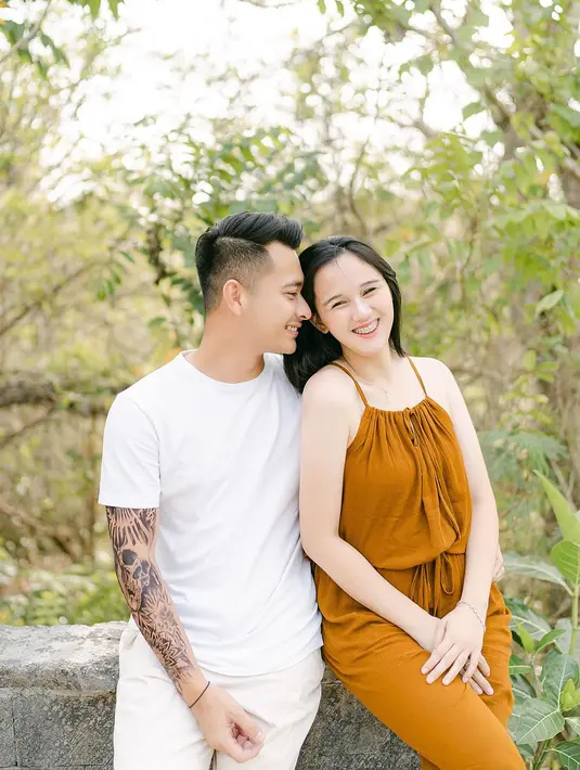 Selain paras cantik Meiza, penampilan Eza Gionino juga menarik perhatian. Banyak netizen yang mempertanyakan tato di tangan kanannya. [Instagram/ma_coritha]