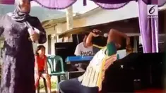 Kelakuan seorang tamu kondangan di sebuah hajatan sukses bikin ngakak. Aksinya ini seolah-seolah sedang berakting di sebuah film India.
