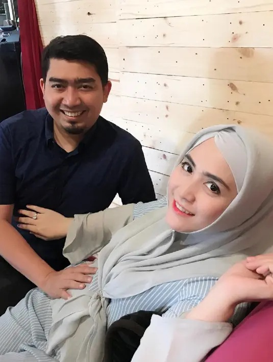 "awalnya,, aku dan tim dokter @rsubundajakarta rencana akan melakukan proses persalinan secar tgl 6 Mei 2018, hari rabu setelah pengecekan kandungan dengan dokter @anggiamelanie berat badanku sedikit turun begitu juga dengan si kembar," tulis April.