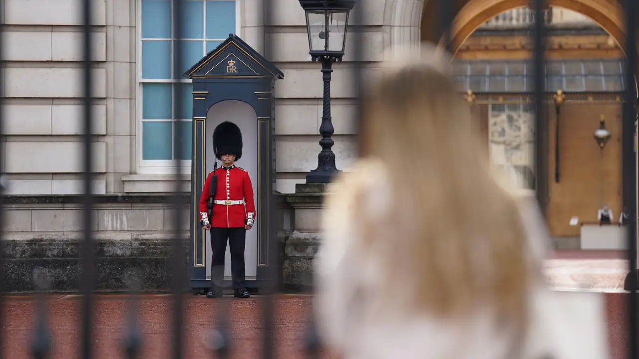 Ratu Elizabeth Dikabarkan Sakit, Begini Suasana Sekitar Istana Buckingham dan Barmoral