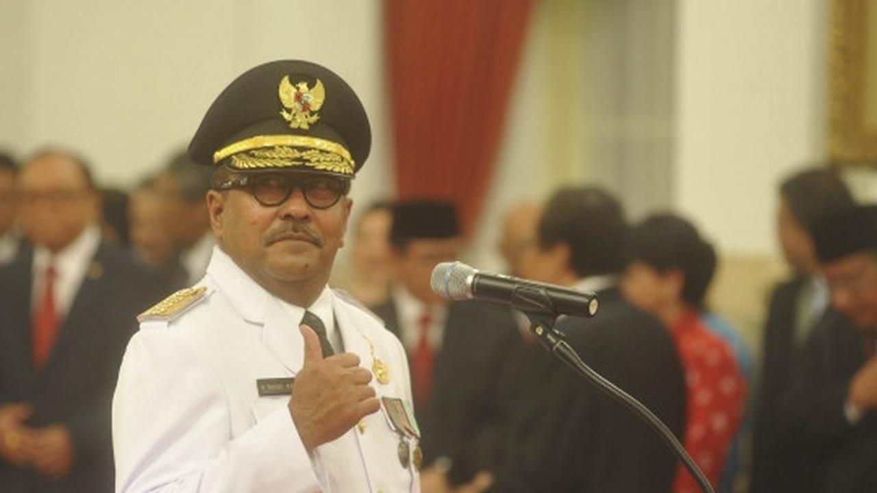 Dilantik jadi Gubernur Banten, Rano Karno acungkan jempol