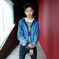 Dalam single keduanya, Babas memilih genre slow. Meski minim pengalaman mencipta lagu, lelaki yang ingin mencipta lagu layaknya Bruno Mars itu akan meminta bantuan musisi lain. (Deki Prayoga/Bintang.com)