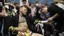 Petarung MMA, Conor McGregor, membalut tangannya dengan kain sebelum latihan terbuka di hadapan media di Las Vegas, Jumat (11/8/2017). McGregor akan bertanding melawan petinju Floyd Mayweather Jr pada  26 Agustus mendatang. (AP/John Locher)