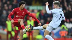 Liverpool mendominasi jalannya pertandingan sejak sepak mula. Mereka lebih sering memaksa Brentford bermain bertahan. (AFP/Paul Ellis)
