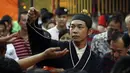 Seorang Biksu melempar koin keberuntungan ke arah warga selama festival Hungry Ghost, Kuala Lumpur, (3/8/2014). (REUTERS/Olivia Harris)