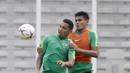 Pemain Timnas Indonesia, Beto Goncalves, duel udara dengan Fachruddin Aryanto saat latihan di Stadion Madya Senayan, Jakarta, Rabu (21/11). Latihan ini persiapan jelang laga Piala AFF 2018 melawan Filipina. (Bola.com/M. Iqbal Ichsan)