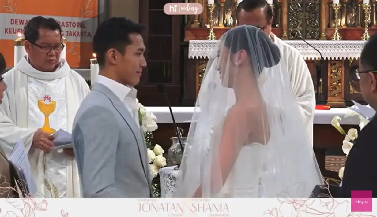 Senyum bahagia Jojo dan Shanju setelah dinyatakan sah sebagai suami istri. Keduanya menikah dengan cara Katholik. "Saya menegaskan, bahwa perkawinan yang telah diresmikan ini, adalah perkawinan Katholik yang sah," kata Uskup Agung Keuskupan Jakarta, Mgr. Ignatius Kardinal Suharyo. [Youtube/Viding]