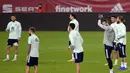 Gelandang Spanyol Koke (kiri), gelandang Spanyol Mikel Oyarzabal (tengah) dan bek Spanyol Sergio Ramos (kanan) menghadiri sesi latihan di stadion La Cartuja di Seville (17/11/2020). Spanyol akan bertanding melawan Jerman pada Matchday 6 UEFA Nations League 2020. (AFP/Cristina Quicler)