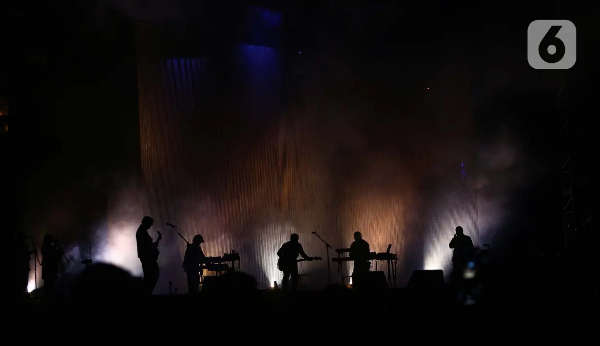 Grup band indie, Efek Rumah Kaca (ERK) saat tampil di Joyland Festival Jakarta 2024 di Baseball Stadium Senayan, Sabtu (23/11/2024). (Liputan6.com/Angga Yuniar)