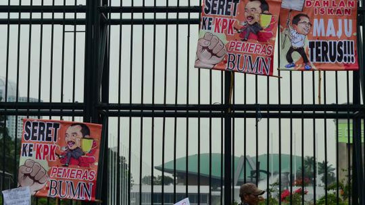 Puluhan massa gelar aksi Save BUMN di DPR