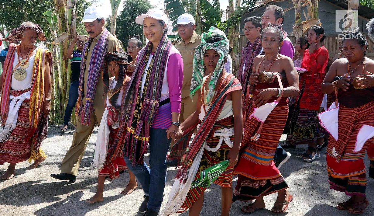 Menteri BUMN Rini Soemarno berkeliling bersama masyarakat usai peresmian bantuan bedah rumah di Kupang, NTT, Selasa (14/8). Kementerian BUMN membangun rumah untuk mantan pejuang pro integrasi Timor  Timur. (Liputan6.com/JohanTallo)