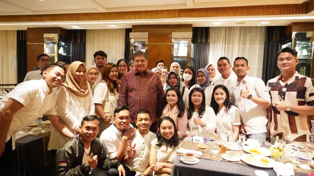 Ketua Umum DPP Partai Golkar, Airlangga Hartarto menyampaikan langsung ucapan terima kasihnya kepada seluruh mantan tenaga kesehatan (nakes) yang bertugas di Rumah Sakit Darurat Covid-19 (RSDC) Wisma Atlet Kemayoran.
