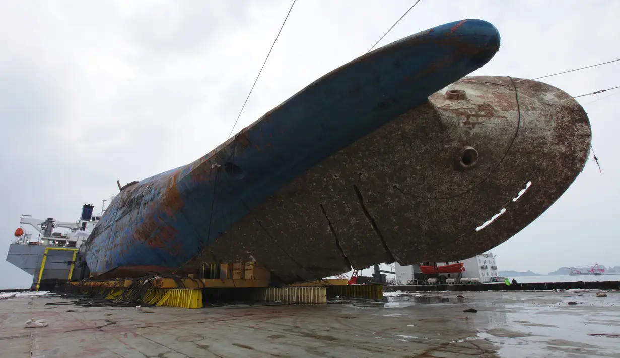 Kondisi kapal feri Sewol yang berhasil diangkat di pulau barat daya Jindo, Korea Selatan (26/3). Proses evakuasi diperkirakan memakan biaya sekitar hampir satu triliun rupiah. (HANDOUT / SOUTH KOREAN MARITIME MINISTRY / AFP)