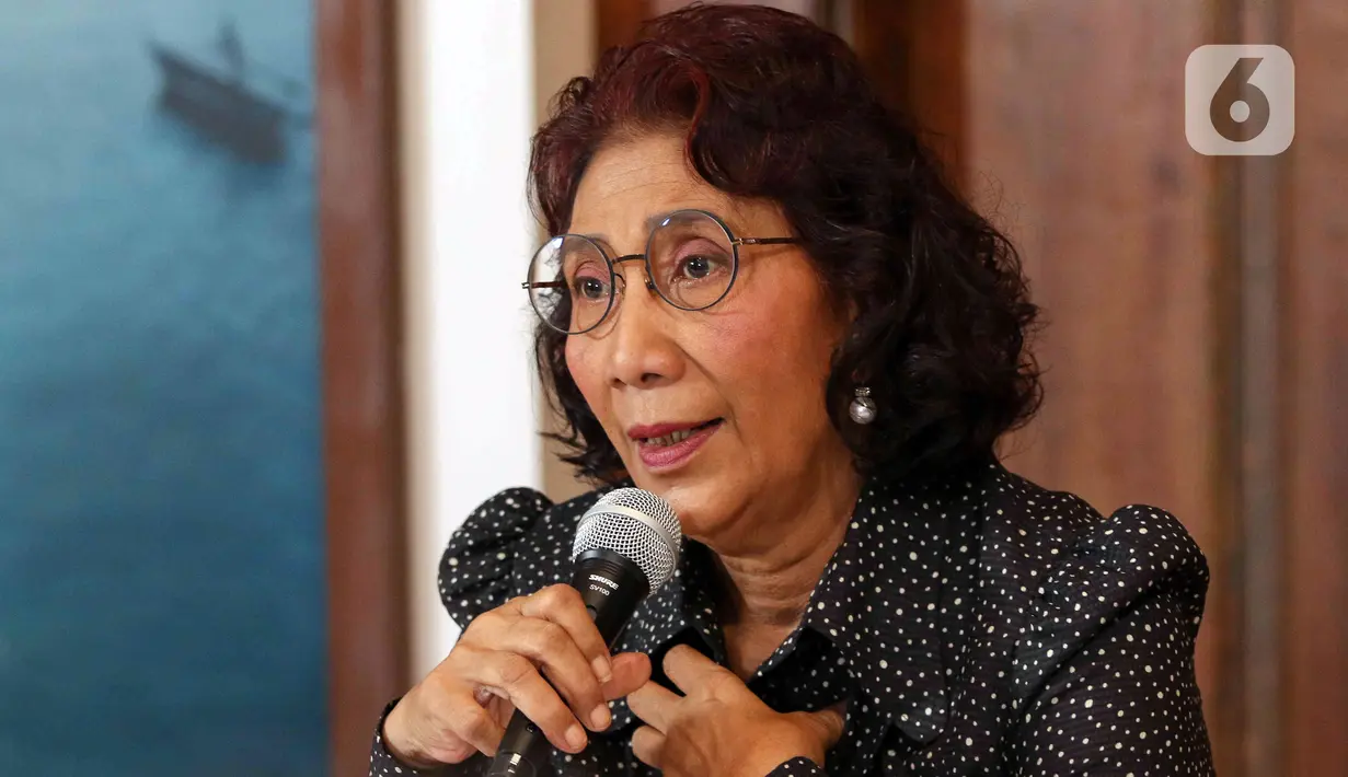 <p>Pemilik Susi Air Susi Pudjiastuti menyampaikan keterangan terkait pembakaran pesawat dan penyanderaan Pilot Capt Philip Mark Mehrtens di Jakarta, Rabu (1/3/2023). Susi Pudjiastuti meminta maaf atas kejadian pembakaran dan penyanderaan pilot Susi Air yang berdampak kepada terhentinya 40 persen operasional penerbangan di Papua dan berharap kelompok penyanderaan bisa membebaskan pilot tersebut. (Liputan6.com/Herman Zakharia)</p>