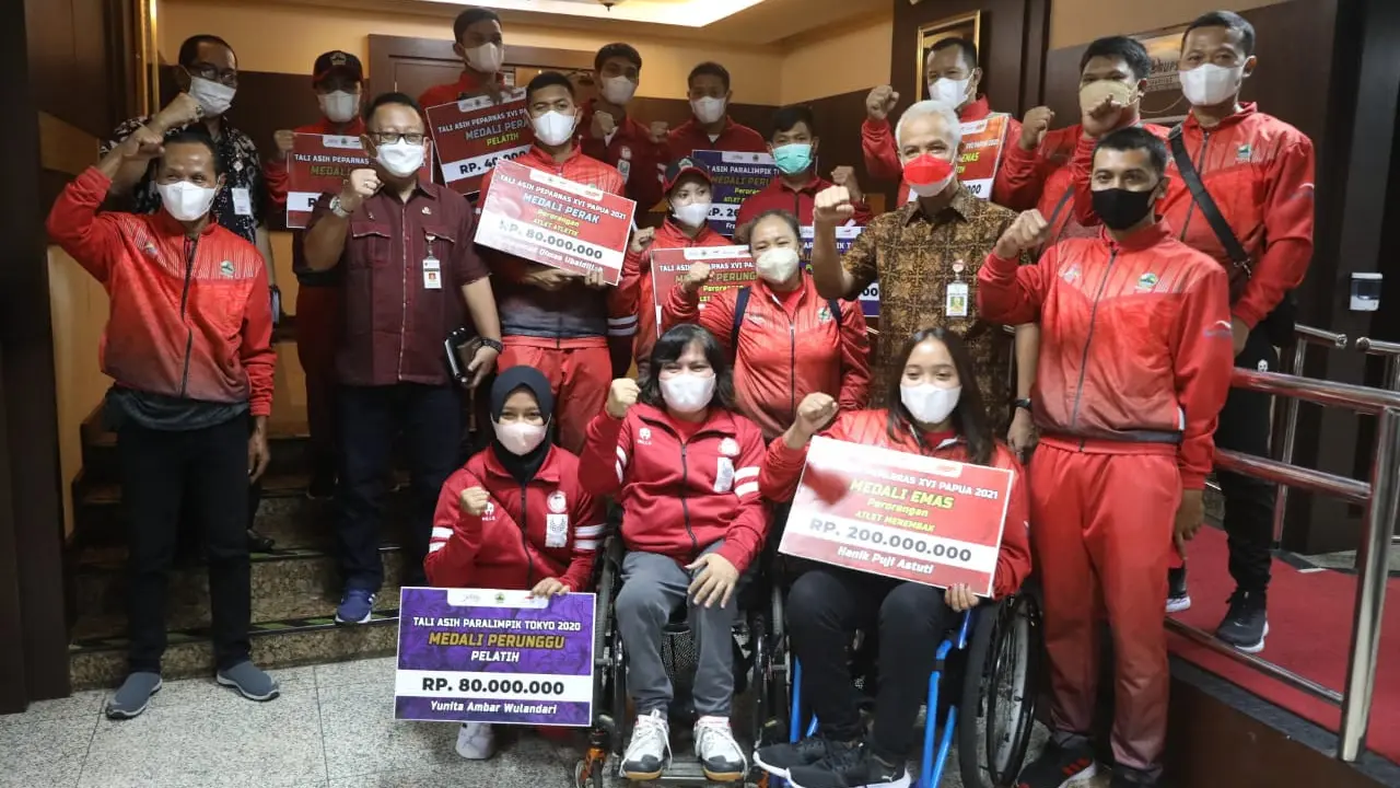 Foto Bersama Gubernur Jawa Tengah, Ganjar Pranowo bersama para Atlit dan pelatih