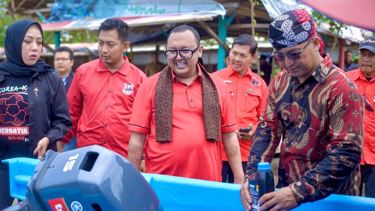 Anggota DPR RI Kaisar Beri Bantuan Kapal Untuk Generasi Muda Cilacap