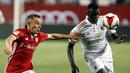 Pemain AC Milan, Mbaye Niang, berebut bola dengan pemain Bayern Munchen, Rafinha, dalam International Champions Cup 2016 di Soldier Field, Chicago, Kamis (28/7/2016) pagi WIB. (EPA/John Gress)