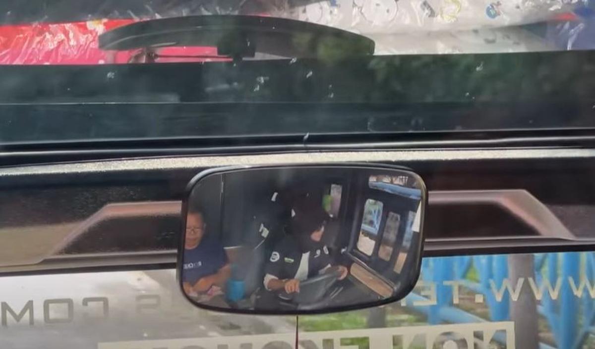 Wanita berparas cantik ini sangat piawai dalam mengemudikan bus. Kemampuannya dalam mengoperasikan kendaraan besar tersebut terlihat dalam video tersebut.&nbsp;<br>