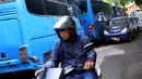 Deretan mobil dan bus dinas yang terparkir di area belakang Gedung DPR/MPR, Jakarta, Selasa (5/12). Belum ada kejelasan terkait nasib mobil-mobil yang kondisinya tidak hanya berkarat namun banyak pula yang bannya kempes. (Liputan6.com/Johan Tallo)