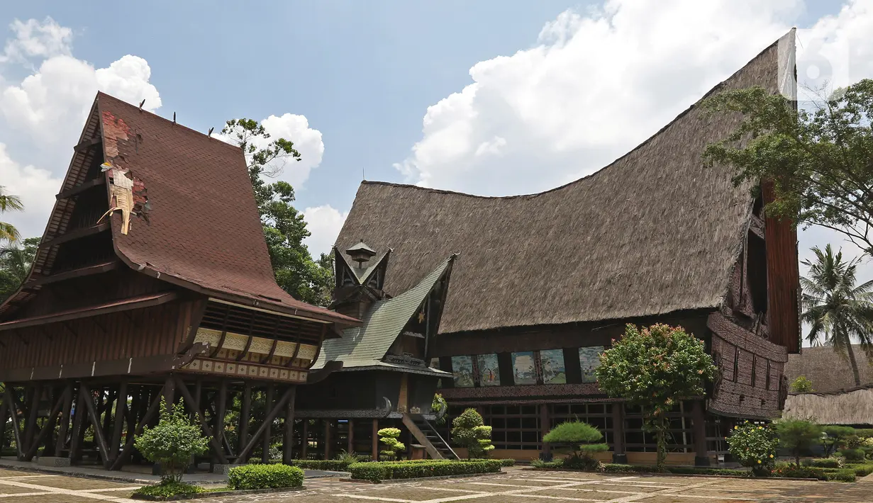 Anjungan Provinsi Sumatera Utara sepi dari kunjungan wisatawan di Taman Mini Indonesia Indah (TMII), Jakarta, Rabu (14/10/2020). TMII membuka kembali tempat wisatanya saat Pemerintah Provinsi DKI sudah memberlakukan pembatasan sosial berskala besar (PSBB) transisi. (Liputan6.com/Herman Zakharia)