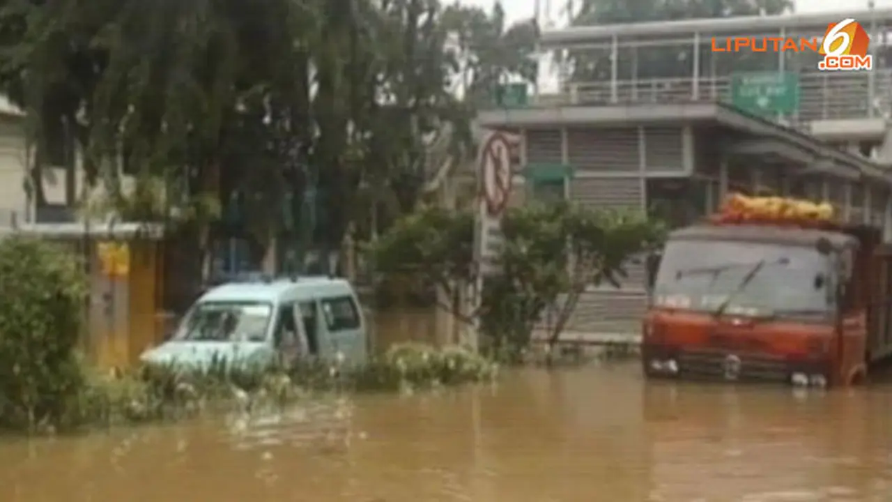 jalan-putus-banjir-140122c.jpg
