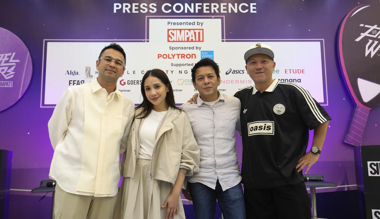 Pasangan selebritas Raffi Ahmad dan Nagita Slavina, Ariel Noah dan Gading Marten (dari kiri ke kanan) berfoto bersama usai memberi keterangan terkait gelaran ajang olahraga Padel terbesar bertajuk Padel Wars Presented by Simpati di Jakarta, Senin (10/11/2025). Raffi Ahmad dan Nagita Slavina melalui RANS Entertainment kembali menghadirkan event sportainment di pengujung tahun dalam tajuk "Padel Wars Presented by Simpati."  (KapanLagi.com/Budy Santoso)
