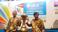 Putra Suharso Suhandinata, Juniarto Suhandinata (kiri) dan Justian Suhandinata (kanan), berharap tim bulutangkis Indonesia bisa meraih kesuksesan di Piala Suhandinata 2017. (Bola.com/Zulfirdaus Harahap)